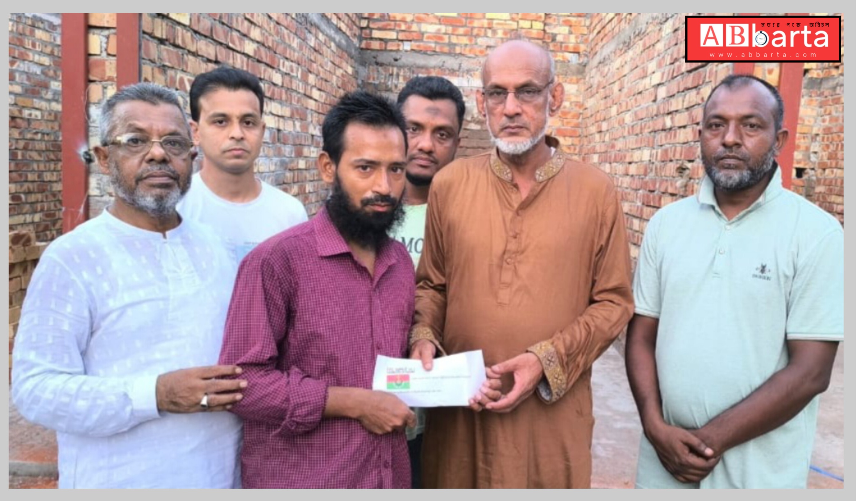 পিরোজপুর অগ্নি কান্ডে ক্ষতিগ্রস্ত শহিদুলকে বিএনপির আর্থিক সহায়তা প্রদান