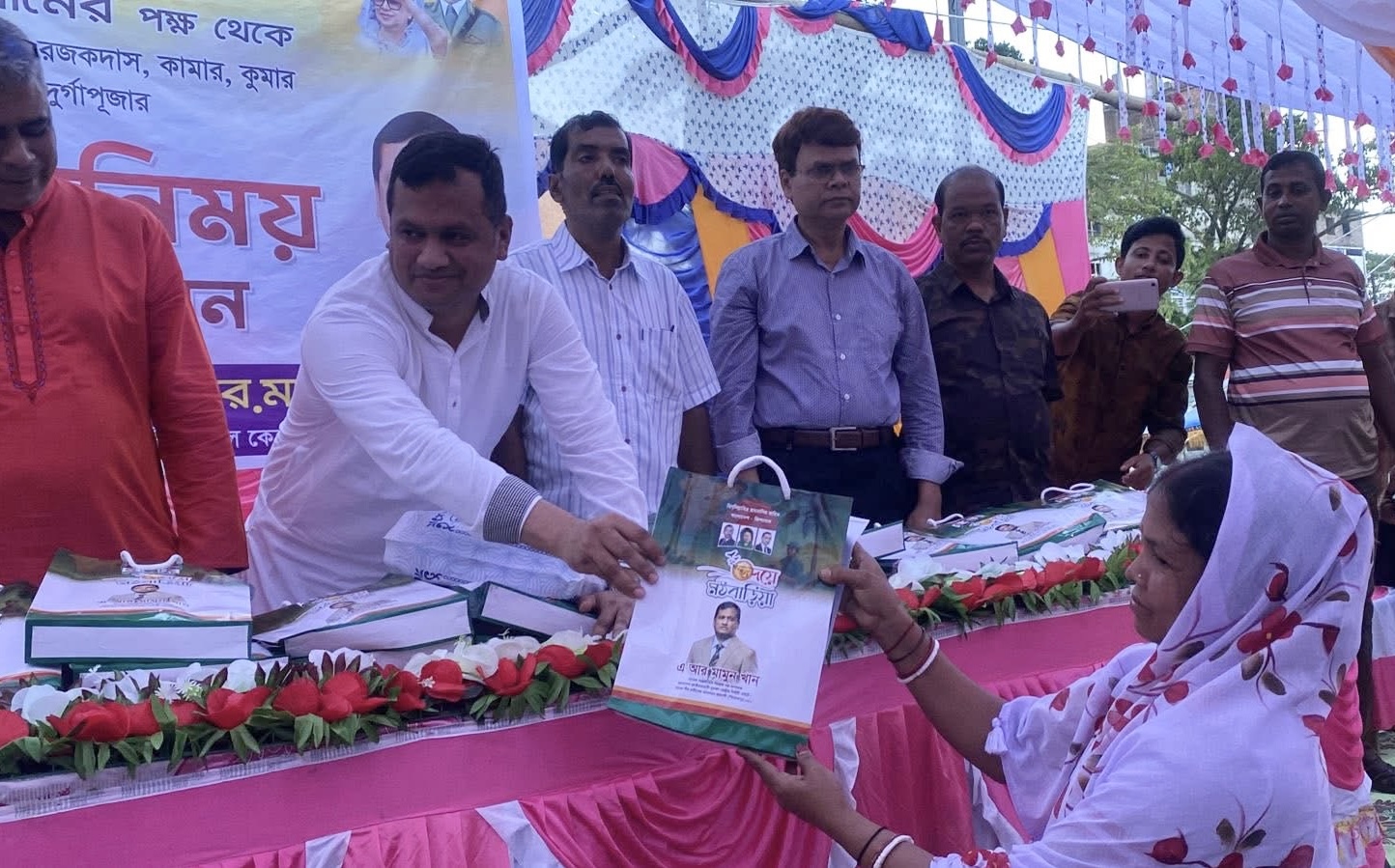 মঠবাড়িয়ায় দুর্গাপূজা উপলক্ষে বিভিন্ন সম্প্রদায়ের ৪০০ পরিবারকে মামুন খানের  উপহার প্রদান